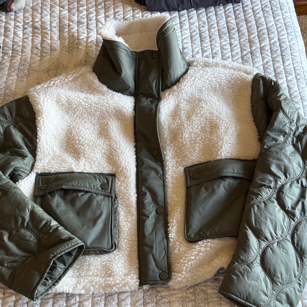 NWOT Athleta Sherpa Jacket with Olive quilted accents size Medium